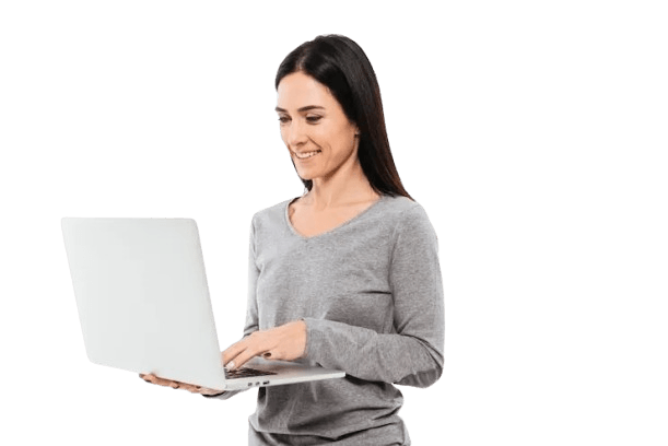 Mujer usando laptop con software educativo